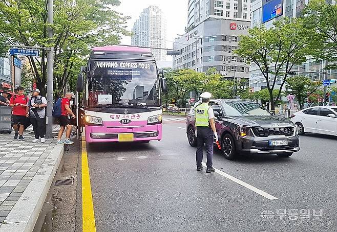 10일 오전 광주 서부경찰서 교통과 경찰들이 서구 치평동에 위치한 세계양궁선수권대회 선수단 숙소 일대에서 교통통제를 실시하고 있다. 광주 서부경찰서 제공.