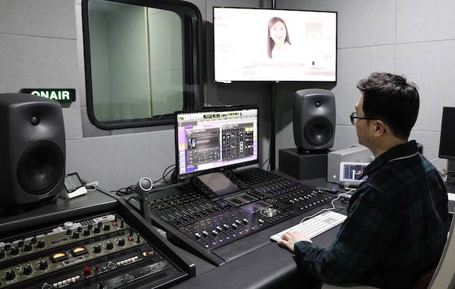 SK스토아는 업계 최초로 AI 음성합성 기술을 선보였다. 사진은 AI를 활용해 후시 녹음 편집을 진행하는 모습. / 사진=SK스토아