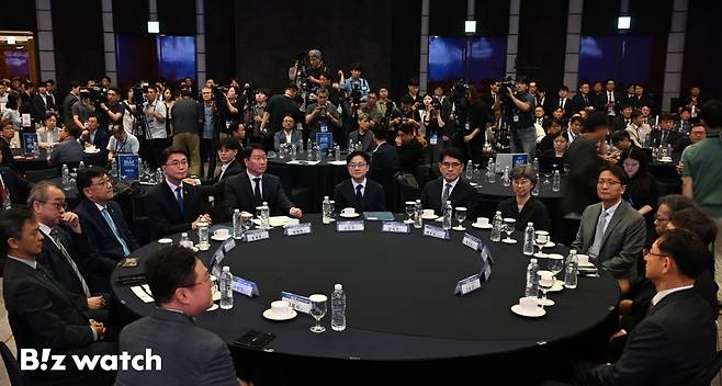 제조 AX 얼라이언스 공동위원장인 김정관 산업통상자원부 장관과 최태원 대한상공회의소 회장이 10일 서울 중구 웨스틴조선 호텔에서 열린 '제조 AX 얼라이언스(M.AX 얼라이언스)' 출범식에 참석하고 있다./사진=이명근 기자 qwe123@