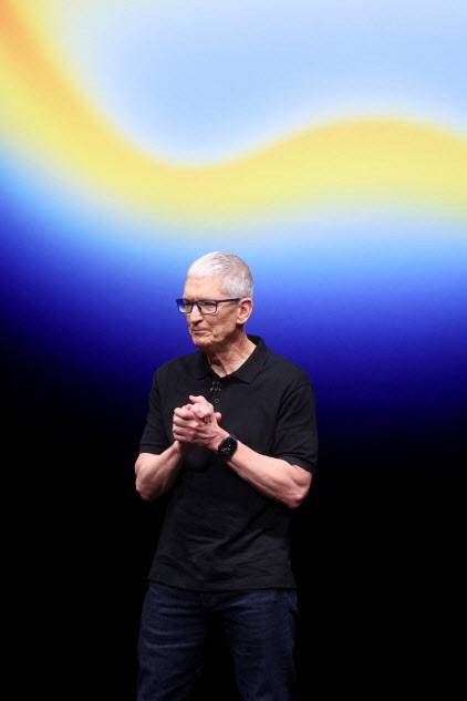 팀쿡 애플 CEO가 9일 새로운 아이폰17 시리즈를 소개하고 있다(사진=로이터)