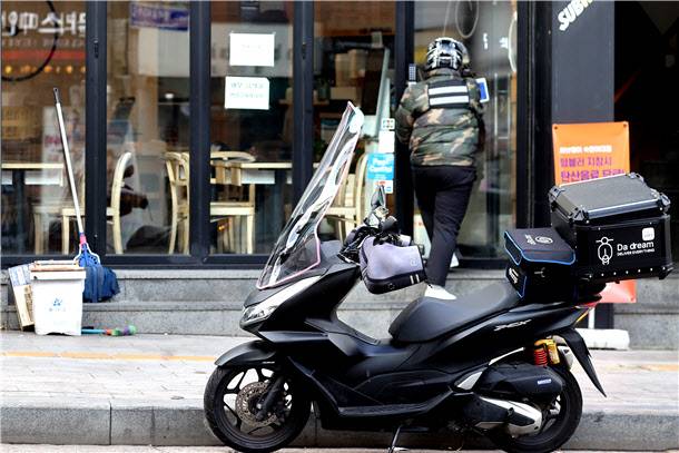 서울 시내 한 음식점에서 라이더가 배달 음식을 수령하고 있다. (사진=연합뉴스)