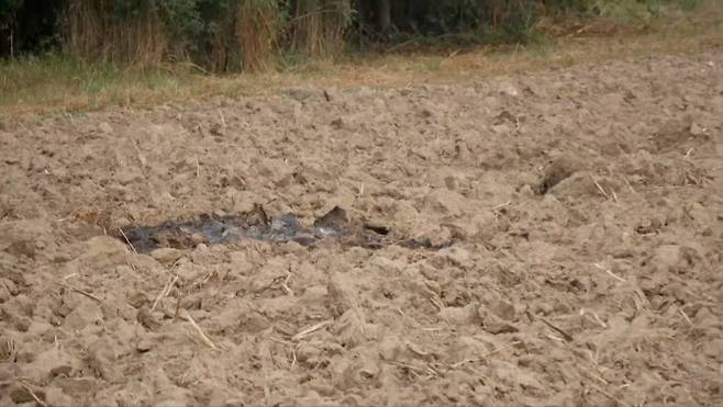 10일(현지시간) 폴란드 영공을 침범한 러시아 드론의 잔해가 자모시 인근 야로스와비에츠 지역에 흩어져있다(사진=로이터)