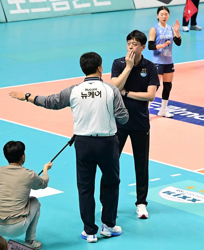 2024-25시즌 경기 도중 심판에게 미들랠리 판정에 대해 항의하는 GS칼텍스 이영택 감독