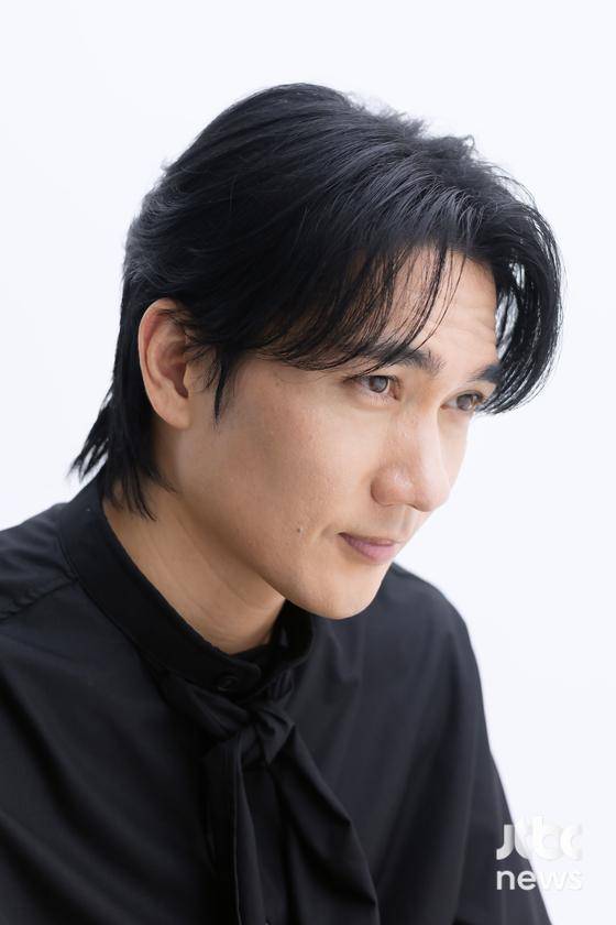 배우 엄태구가 5일 오후 서울 강남구 HLL중앙 사옥에서 인터뷰에 앞서 포즈를 취하고 있다. 박세완 엔터뉴스팀 기자 park.sewan@jtbc.co.kr