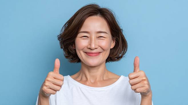 여성은 폐경 이후 뼈 건강이 급격하게 나빠지기 때문에 건강한 식습관과 적절한 운동으로 골다공증을 예방하는 데 주의를 기울여야 한다. [사진=클립아트코리아]