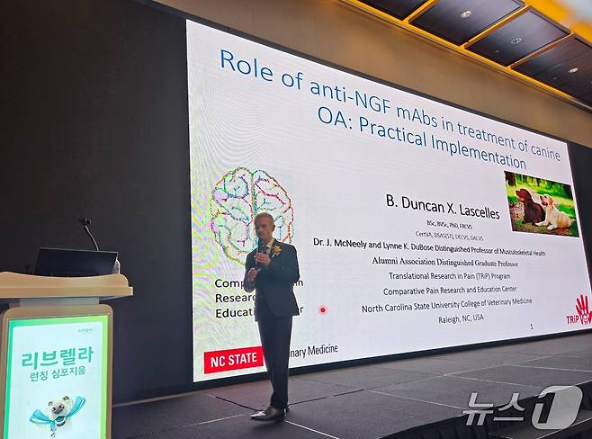 미국 노스캐롤라이나 주립대학교 러셀 던컨 라셀스 석좌교수가 7일 골관절염 강의를 하고 있다. ⓒ 뉴스1 한송아 기자