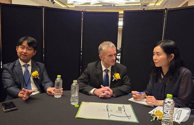 강병재 서울대 부교수(왼쪽)와 러셀 던컨 미국 노스캐롤라이나 주립대학교 석좌교수가 7일 인터뷰를 하고 있다. ⓒ 뉴스1 최서윤 기자