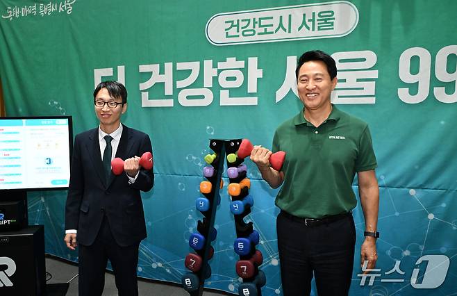오세훈 서울시장이 10일 '9988 평생건강 서울' 기자설명회에서 정희원 건강총괄관과 근력운동 시범을 보이고 있다.(서울시 제공)