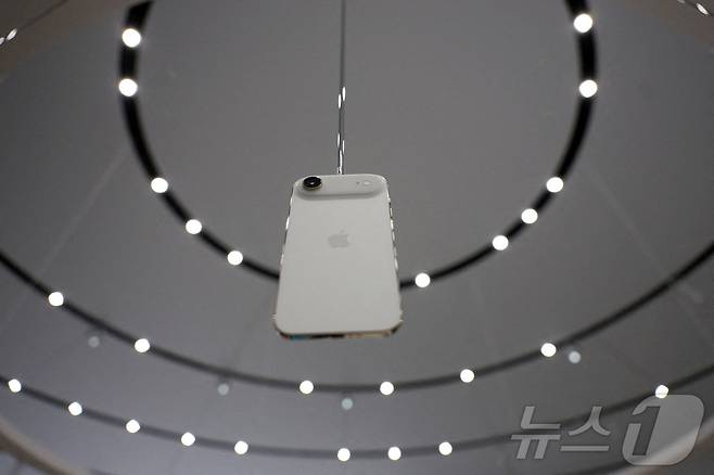 애플이 10일(한국시간) 미국 캘리포니아주 쿠퍼티노 애플 파크 에서 아이폰17 시리즈 아이폰 에어를 공개하고 있다. 애플은 이날 행사에서 아이폰17 시리즈 4개 제품과 차세대 에어팟, 애플워치 등을 공개했다. 2025.9.10 ⓒ 로이터=뉴스1