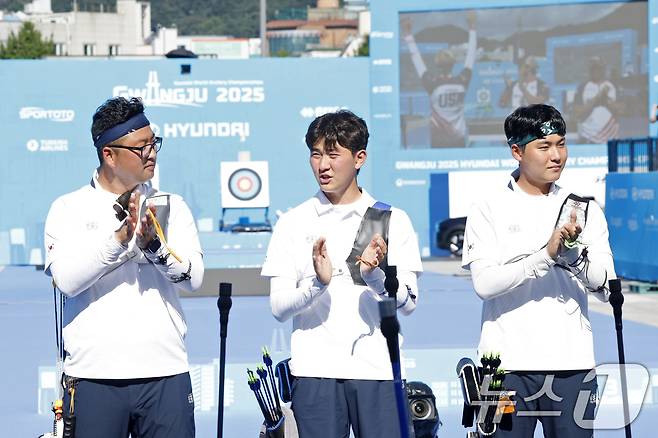 10일 오후 광주 동구 5·18민주광장에서 열린 2025 세계양궁선수권대회 리커브 남자 단체전 결승을 앞두고 한국 김우진, 김제덕, 이우석이 인사하고 있다. 2025.9.10/뉴스1 ⓒ News1 김태성 기자