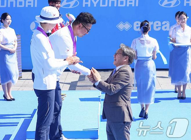 강기정 광주시장이 10일 5·18민주광장 특설경기장에서 열린 '광주 2025 현대세계양궁선수권대회' 리커브 혼성 단체 결승전에서 준우승을 차지한 김우진·안산 선수에게 메달을 걸어주며 축하하고 있다.(광주시 제공. 재판매 및 DB 금지) 2025.9.10/뉴스1 ⓒ News1 박준배 기자