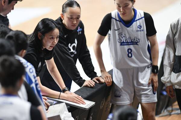 선수들에게 작전을 지시하는 신한은행 에스버드 최윤아 감독. /사진=WKBL