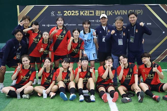 경남FC 퀸컵 대표 레드로즈FC 선수단. /사진=경남FC