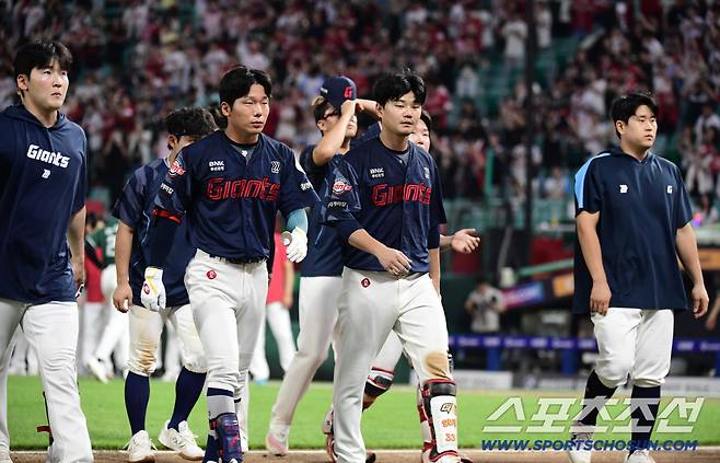 5일 인천 SSG랜더스필드에서 열린 SSG와 롯데의 경기. SSG가 롯데에 7대 5로 승리했다. 경기 종료 후 그라운드를 나서는 롯데 선수들. 인천=송정헌 기자songs@sportschosun.com/2025.09.05/