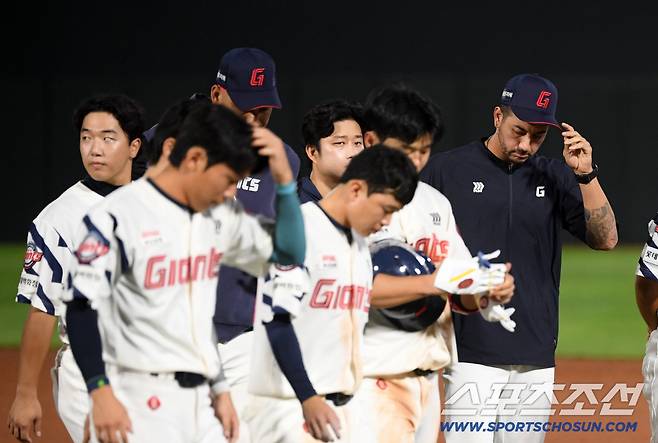 한화 선발 와이스 강력한 구위에 막혀 9대1 완패한 롯데 선수들이 아쉬워하며 경기장을 나서고 있다.