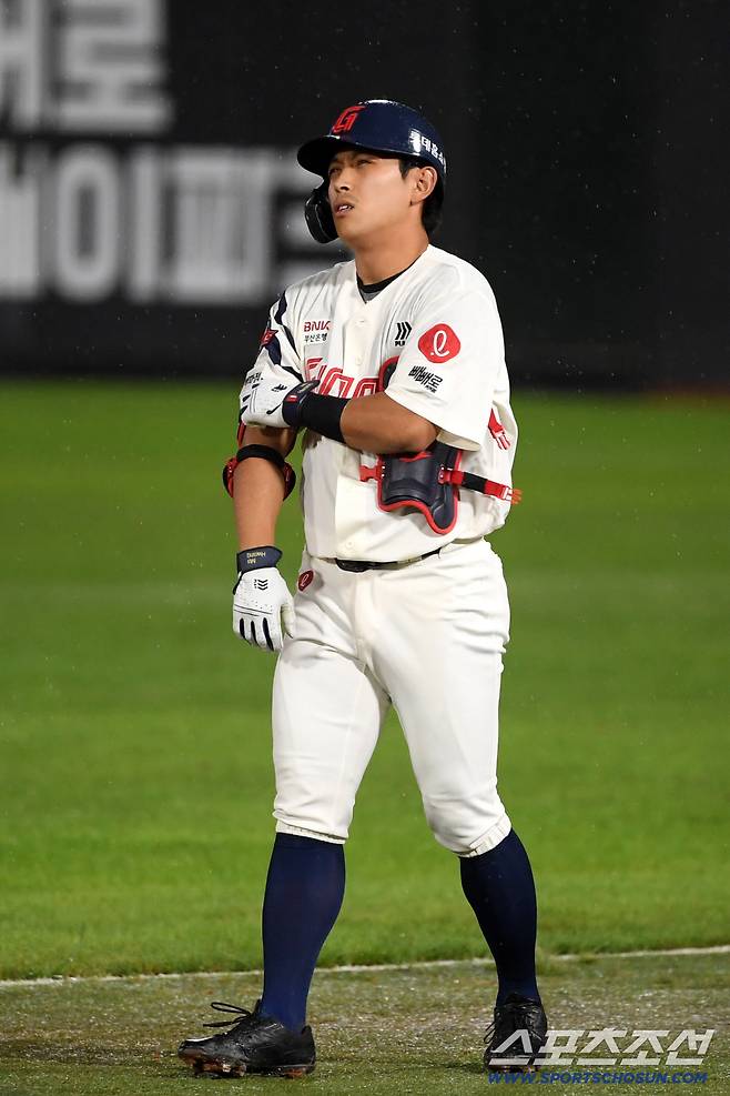 2사 만루 찬스에서 허무하게 땅볼로 물러난 황성빈.
