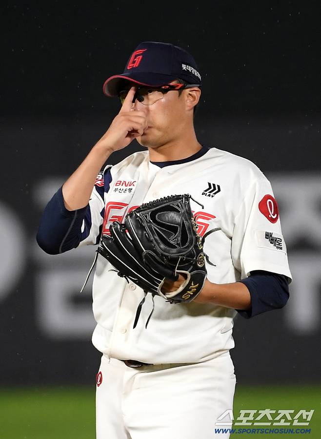 부담감을 이겨내지 못한 안경 에이스 박세웅.