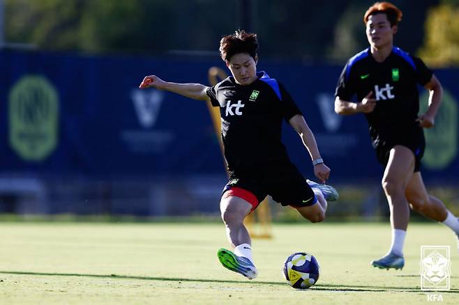 멕시코전 앞두고 훈련하는 이강인

    (서울=연합뉴스) 한국 축구대표팀 이강인이 8일(한국시간) 미국 테네시주 내슈빌의 내슈빌SC 훈련장에서 멕시코와의 경기를 앞두고 슈팅 훈련을 하고 있다. 2025.9.8 [대한축구협회 제공. 재판매 및 DB금지]