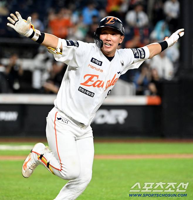 3일 대전 한화생명볼파크에서 열린 NC와 한화의 경기, 연장 10회말 1사 2,3루 한화 황영묵이 끝내기 안타를 치고 환호하고 있다.  대전=허상욱 기자wook@sportschosun.com/2025.09.03/