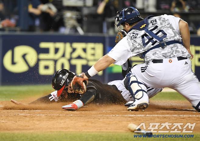 10일 서울 잠실구장에서 열린 LG-두산전. 5회초 무사 2, 3루 신민재의 좌익수 희생 플라이 때 3루주자 최원영이 홈에서 세이프되고 있다. 잠실=정재근 기자 cjg@sportschosun.com/2025.9.10/