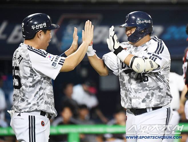 10일 서울 잠실구장에서 열린 LG-두산전. 2회말 1사 2루 김기연이 투런포를 친 후 양의지의 환영을 받고 있다. 잠실=정재근 기자 cjg@sportschosun.com/2025.9.10/
