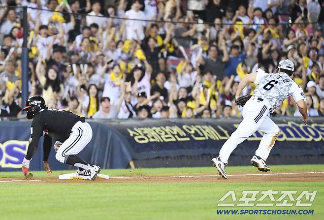 10일 서울 잠실구장에서 열린 LG-두산전. 5회초 무사 2루 박해민의 2루수앞 번트 때 3루수 오명진이 송구를 놓치고 있다. 잠실=정재근 기자 cjg@sportschosun.com/2025.9.10/