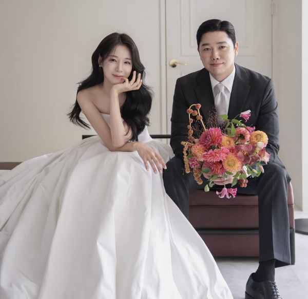 나는 솔로' 옥순♥경수, 달콤한 '입맞춤'→ '함박 웃음' 허그까지… 웨딩 화보 공개