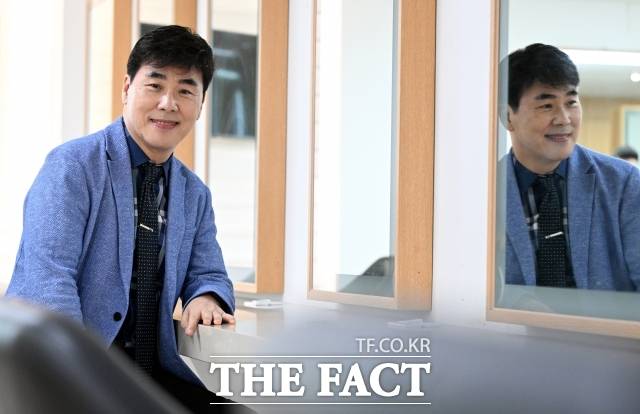 가요계 은퇴후 '목회자의 길'을 선택한 은둔가수 김종찬이 30년만에 음반을 내고 방송을 통해 복귀한다. 김종찬의 복귀는 9일 '열린음악회' 사전 녹화를 마치면서 확인됐다. /임영무 기자