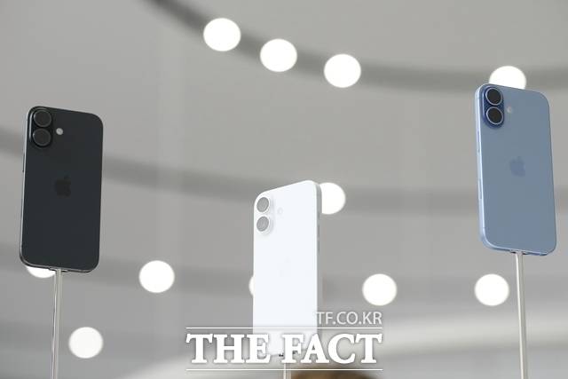 9일(현지시간) 미국 캘리포니아 쿠퍼티노 애플 파크에서 열린 신제품 발표 행사서 아이폰 17이 전시돼 있다. /AP. 뉴시스
