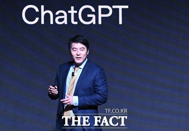 챗GPT 개발사 오픈AI의 제이슨 권 최고전략책임자가 10일 오전 서울 광진구 파이팩토리 스튜디오에서 열린 오픈AI코리아 출범 기자회견에서 '신뢰할 수 있는 파트너가 되겠다'는 비전을 발표하고 있다. /이새롬 기자