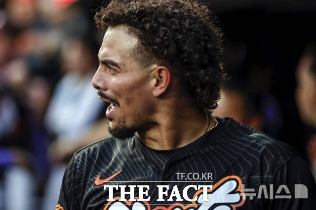 샌프란시스코 주포 윌리 아다메스가 10일(한국시간) 애리조나전에서 1회말 결승 3점 홈런을 날린 뒤 더그아웃에서 기쁨을 만끽하고 있다. /샌프란시스코=AP.뉴시스