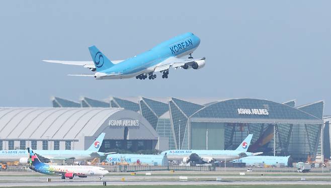 미국 조지아주 현대차그룹-LG에너지솔루션 배터리 합작 공장 건설 현장에서 체포·구금된 우리 국민 300여명을 태울 대한항공 전세기가 10일 오전 인천국제공항에서 이륙하고 있다. /공항사진기자단