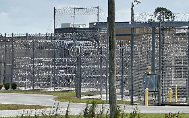 9일(현지시각) 미국 조지아주 포크스톤 이민세관단속국(ICE) 건물 앞. 이곳은 지난 4일 이민세관단속국(ICE)에게 체포된 한국인 300여명이 구금되어 있다./ 윤주헌 특파원