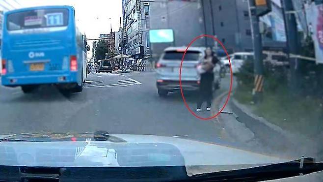 의식 잃은 아이를 안고 경찰에게 뛰어오는 여성./ 경찰청 유튜브