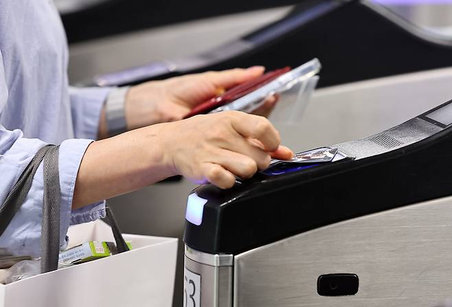 서울 중구 지하철 1호선 서울역에서 한 시민이 개찰구를 통과하고 있다. /뉴스1