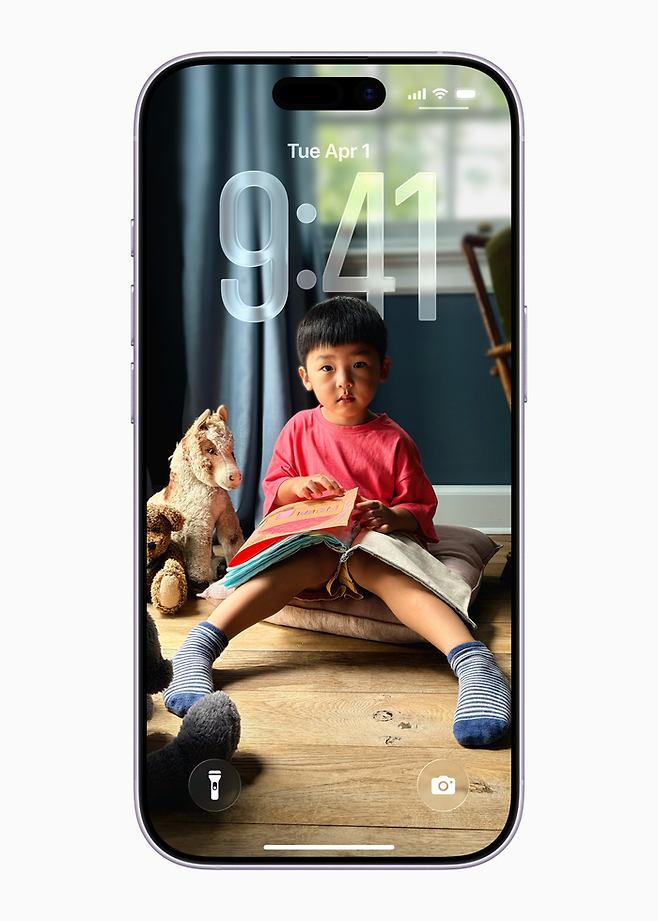 iOS 26은 잠금화면과 홈 화면을 포함한 새로운 디자인을 적용했다.ⓒ애플 홈페이지