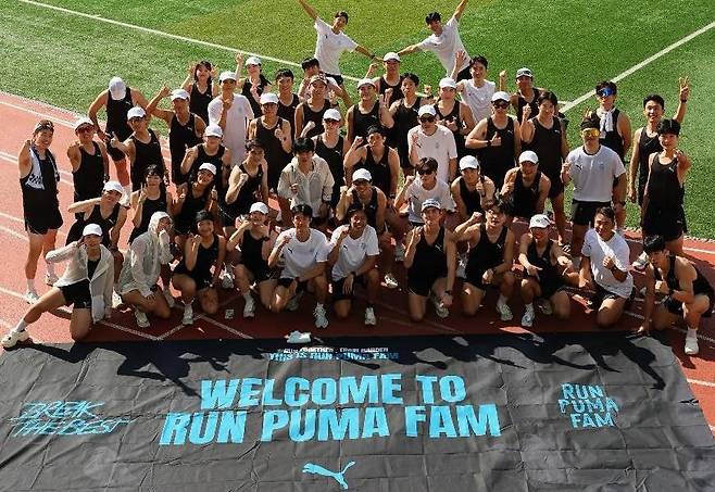 지난달 16일 푸마가 운영하는 러닝 코칭 프로그램 ‘런푸마팸 4기’ 참가자들이 운동 후 기념 촬영을 하고 있다.
푸마 제공