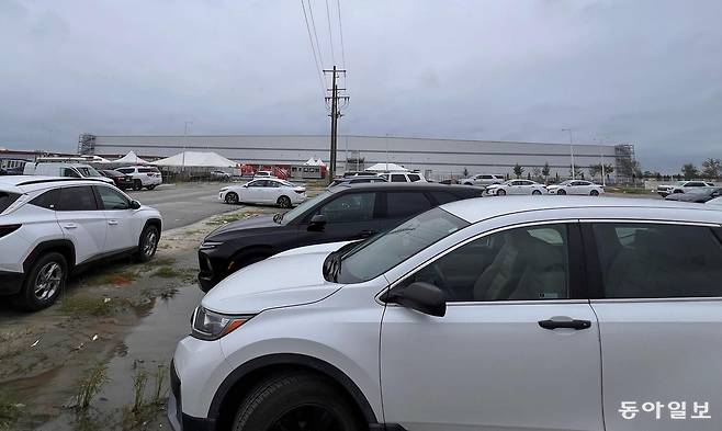 8일(현지 시간) 미국 조지아주 엘라벨의 현대자동차-LG에너지솔루션 합작 배터리 공장(HL-GA) 임시 주차장. 건설 현장에 투입된 한국인 근로자들이 이용한 것으로 보이는 차량들이 주차돼 있다. 4일 미 이민당국의 불법 체류자 단속으로 한국인 300여 명이 불시에 체포되면서 빈 차들이 주차장에 방치돼 있었다. 엘라벨=임우선 특파원 imsun@donga.com