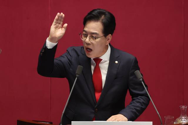 국민의힘 송언석 원내대표가 10일 서울 여의도 국회에서 열린 본회의에서 교섭단체 대표 연설을 하며 여당 의원들을 향해 목소리를 높이고 있다. 연합뉴스