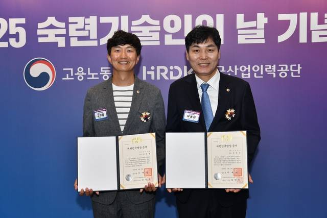 2025년 대한민국 명장으로 선정된 고민철(왼쪽) HD현대중공업 기사. 오른쪽은 함께 대한민국 명장으로 선발된 유동성(오른쪽) HD현대삼호 기원. HD현대 제공.