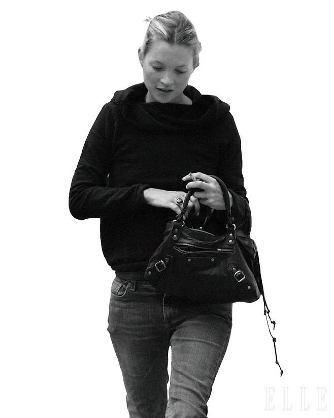 2003년 케이트 모스가 매치한 발렌시아가 르 시티 백.