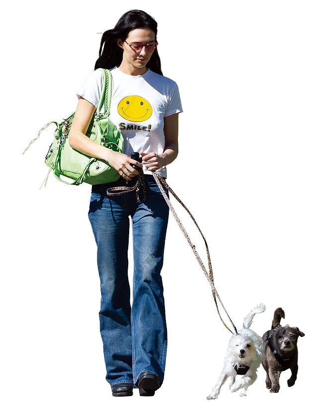 발렌시아가 르 시티 백을 멘 모델 데본 리 칼슨.