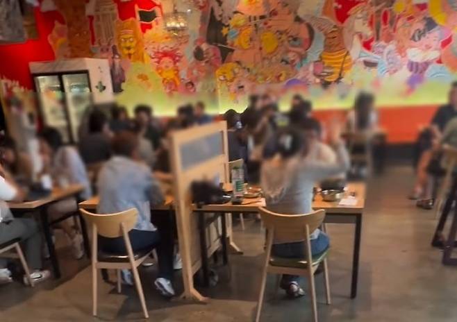 [서울=뉴시스] 그룹 'FT아일랜드' 출신 송승현(33)이 연예계 은퇴 후 미국에서 새로운 도전에 나섰다. 그는 가족이 운영하는 식당에서 밑바닥부터 배우며 서빙까지 직접 맡았고, 최근에는 한식 레스토랑 인수를 준비 중이라고 밝혔다. (사진=송승현 인스타그램 캡처) 2025.09.09. photo@newsis.com *재판매 및 DB 금지 /사진=뉴시스