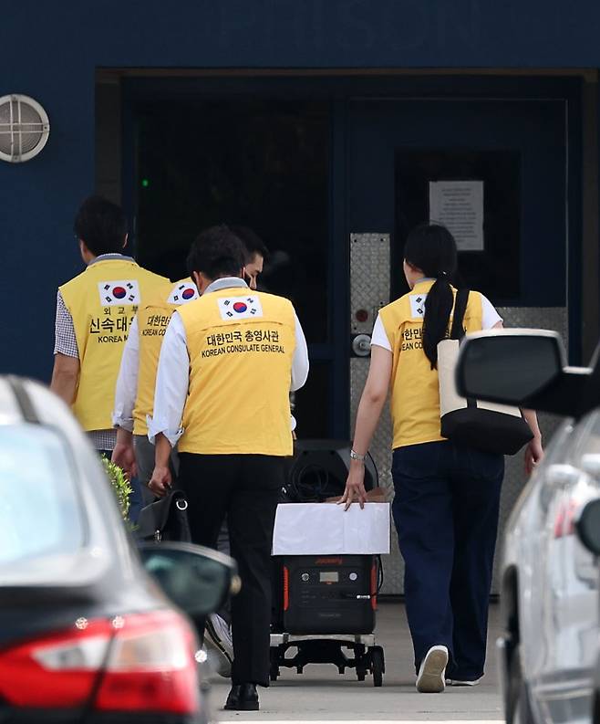 외교부 신속대응팀과 총영사관 관계자들이 지난 8일(현지시간) 미국 당국의 이민단속으로 체포된 현대차-LG엔솔 배터리공장 건설 현장 직원들이 수감돼 있는 조지아주 포크스턴의 이민세관단속국(ICE) 구금시설로 향하고 있다. 연합뉴스