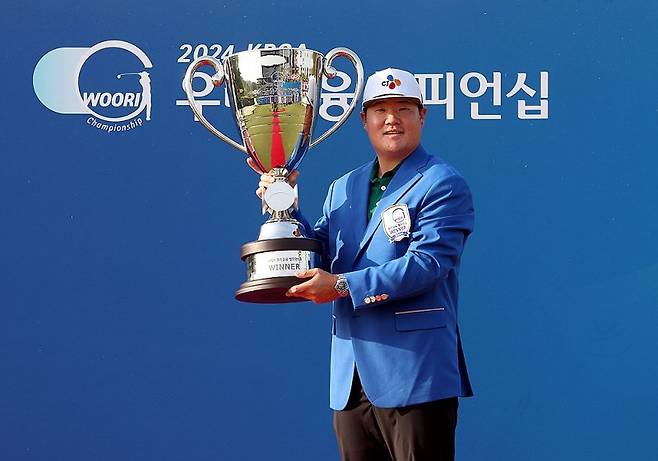 한국 남자 골프의 간판 임성재가 28일 경기도 여주 페럼클럽(파72)에서 열린 한국프로골프(KPGA) 투어 우리금융 챔피언십 최종 4라운드에서 이글 하나와 버디 5개, 보기 4개를 묶어 3언더파 69타 우승을 차지한 뒤 트로피를 들고 기념촬영을 하고 있다.뉴시스