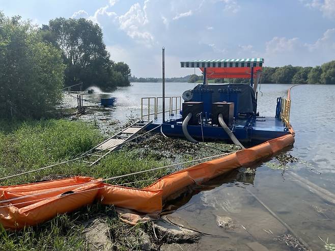3일 경남 함안군 칠서 취수장 부근에 녹조를 막고 줄이기 위한 차단막(아래 주황색)과 녹조 제거설비(차단막 위), 공기주입장치(왼쪽 위)가 운영되고 있다. 김규원 선임기자