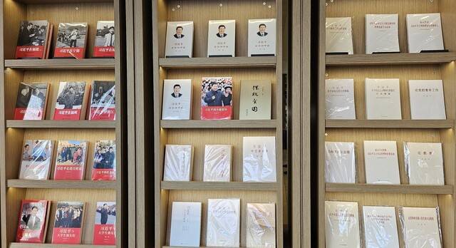 중국 상하이의 한 서점에 시진핑 주석의 저작들이 진열되어 있다. 상하이/박민희 선임기자 minggu@hani.co.kr
