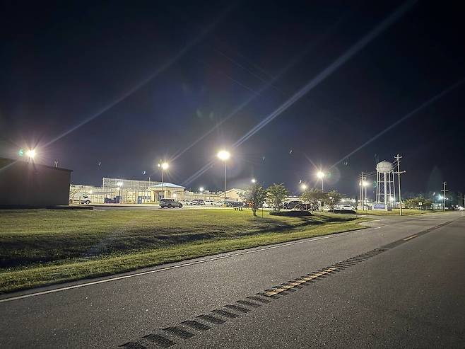 10일 새벽(현지시각) 한국인 노동자 300여명이 석방될 것으로 예정됐던 조지아주 포크스턴의 이민세관단속국(ICE) 구금시설 앞. 포크스턴/김원철 특파원