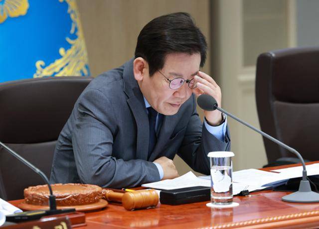 이재명 대통령이 9일 서울 용산 대통령실에서 열린 국무회의에 참석해 자료를 살펴보고 있다. 연합뉴스