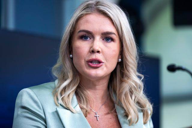 캐럴라인 레빗 미국 백악관 대변인이 9일 미 워싱턴 백악관 브리핑룸에서 언론 대상 브리핑을 하고 있다. 워싱턴=EPA 연합뉴스